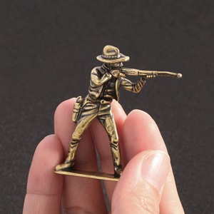 Adorno Creativo de Latón con Escena de Duelo de Vaqueros del Oeste, Pequeño Juguete Coleccionable para Mesa o Regalo - Product Image 5
