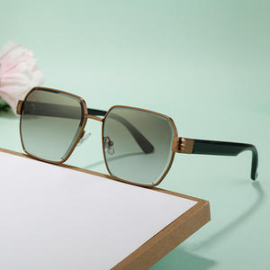 Lunettes de soleil carrées de style européen et américain sur mesure pour femmes, protection UV400, verres en PC, monture noire, design tendance Instagram - Product Image 1