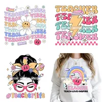 Stiker Transfer Panas DTF yang Dapat Dicuci, Siap Dipres untuk Kaos, dengan Tulisan Guru yang Inspiratif, Penuh Cinta, dan Bersemangat, Bermotif Bunga