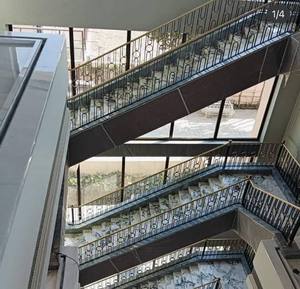 Rampe en fer forgé noir et or de qualité supérieure avec balustres ronds en laiton et main courante en laiton pour la conception d'escaliers de luxe pour maisons et hôtels - Product Image 2