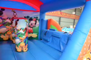 Castello Gonfiabile Stile Cartone Animato con Top Arcobaleno, Casa Commerciale Colorata per Salti, Ideale per Feste di Bambini - Product Image 6