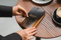Porte-documents en similicuir et contreplaqué avec logo personnalisé en feuille d'or pour restaurants et bars, avec bouton, pour chéquier et factures