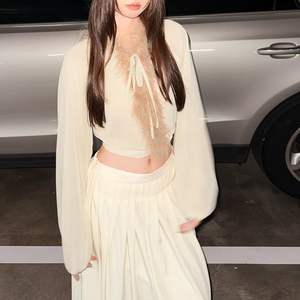 Blusa Elegante de Malla para Mujer, Manga Larga Ancha, Cuello en V Transparente con Ribete de Piel, Top de Fiesta Translúcido, Top de Moda - Product Image 4