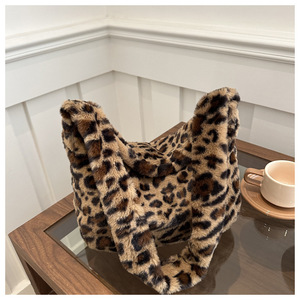 Bolsos Retro con estampado de <span class=keywords><strong>leopardo</strong></span> para mujer, bolsos de hombro de felpa suave, bolso de viaje de gran capacidad para mujer, bolsos mullidos cálidos para invierno - Product Image 4