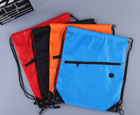 Herbruikbare zachte nylon rugzak met trekkoord en ritsvak, geschikt voor schoenen, school en sport.