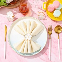 Anneaux de serviette, supports de Noël, fleurs en or rose d'automne, décoration de table élégante, dîner de famille, fête d'anniversaire, mariage
