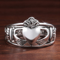 Kadınlar için Claddagh Kalp Yüzüğü, 13mm, Beyaz Altın Kaplama Pirinç Vintage Eller Kalp Tutuyor Bantlı, Beyaz Altın