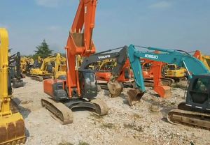 Mini-excavatrice sur chenilles Hitachi ZX250 d'occasion de 25 tonnes avec moteur Isuzu, haute efficacité, faible nombre d'heures de travail, à vendre à prix avantageux - Product Image 4