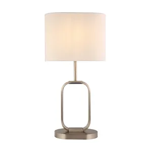 Postmoderne Tisch lampe mit minimalisti schem rechteckigem Metalls ockel und Lampen körper und klassischem Lampen schirm mit weißer Textur für Schlafzimmer