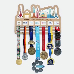 Support mural en métal et bois pour la présentation de médailles et croix, idéal pour les fabricants, les événements sportifs et l'affichage de ceintures de course. - Product Image 1