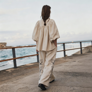 Set Coordinato OEM ODM da Donna in Cotone e Lino, 2 Pezzi con Ricamo Floreale, Camicia con Maniche a Sbuffo e <span class=keywords><strong>Pantaloni</strong></span> a Gamba Larga, Completo <span class=keywords><strong>Beige</strong></span> Streetwear - Product Image 3