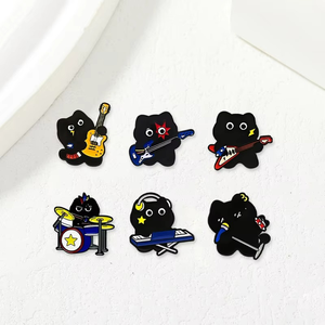 Spilla in smalto a forma di gatto nero simpatico, stile cartone animato, con gattino che suona chitarra, batteria, tastiera e canta, per amanti della musica - Product Image 2