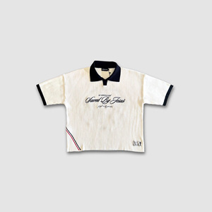 Suéter de Punto Personalizado para Hombre, Manga Corta, Cuello Polo con Costuras Verticales, Bordado con Letras en Contraste, Pliegues de Acordeón, Estilo Retro Moderno - Product Image 3