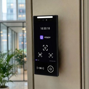 Sistema de Control de Acceso y Asistencia con Reconocimiento Facial Biométrico FCV4905, OEM/ODM, Pantalla Táctil Impermeable IP66 con SDK Gratuito - Product Image 2
