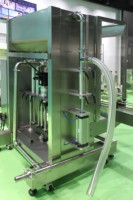Machine de remplissage automatique à quatre têtes pour eau minérale, ligne de remplissage haute efficacité pour lotion cosmétique