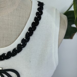 <span class=keywords><strong>Gilet</strong></span> en tricot <span class=keywords><strong>blanc</strong></span> élégant orné de strass pour <span class=keywords><strong>femme</strong></span>, haut <span class=keywords><strong>sans</strong></span> manches à col noué et perles, style preppy de luxe - Product Image 3