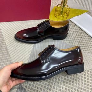 Chaussures en cuir pour homme, sculptées à la main, à bout rond, de haute qualité, pour mariage et soirée, au style britannique élégant - Product Image 3