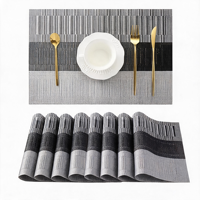 Ensemble de 8 sets de table carrés rayés gris et blanc, résistants à la chaleur, antidérapants, lavables, durables, en PVC/Polyester tissé