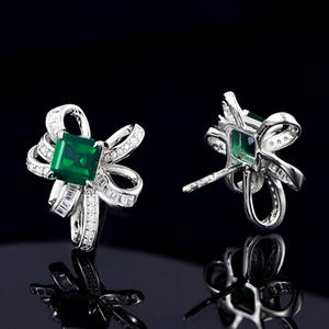 Boucles d'oreilles classiques à fleurs avec pierre précieuse verte taille princesse, en argent 925, fermoir en or blanc, pour femmes, à porter au quotidien - Product Image 5