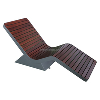 Chaise de plage ergonomique moderne en forme de S, résistante aux intempéries, avec cadre en acier et lattes en bois, pour la plage et le bord de la piscine
