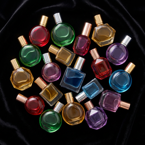 Experimenta una fragancia duradera de más de 12 horas con el spray ecológico MIST, perfumes miniatura de calidad EDP premium que combinan con notas de fragancias de lujo icónicas. - Product Image 4