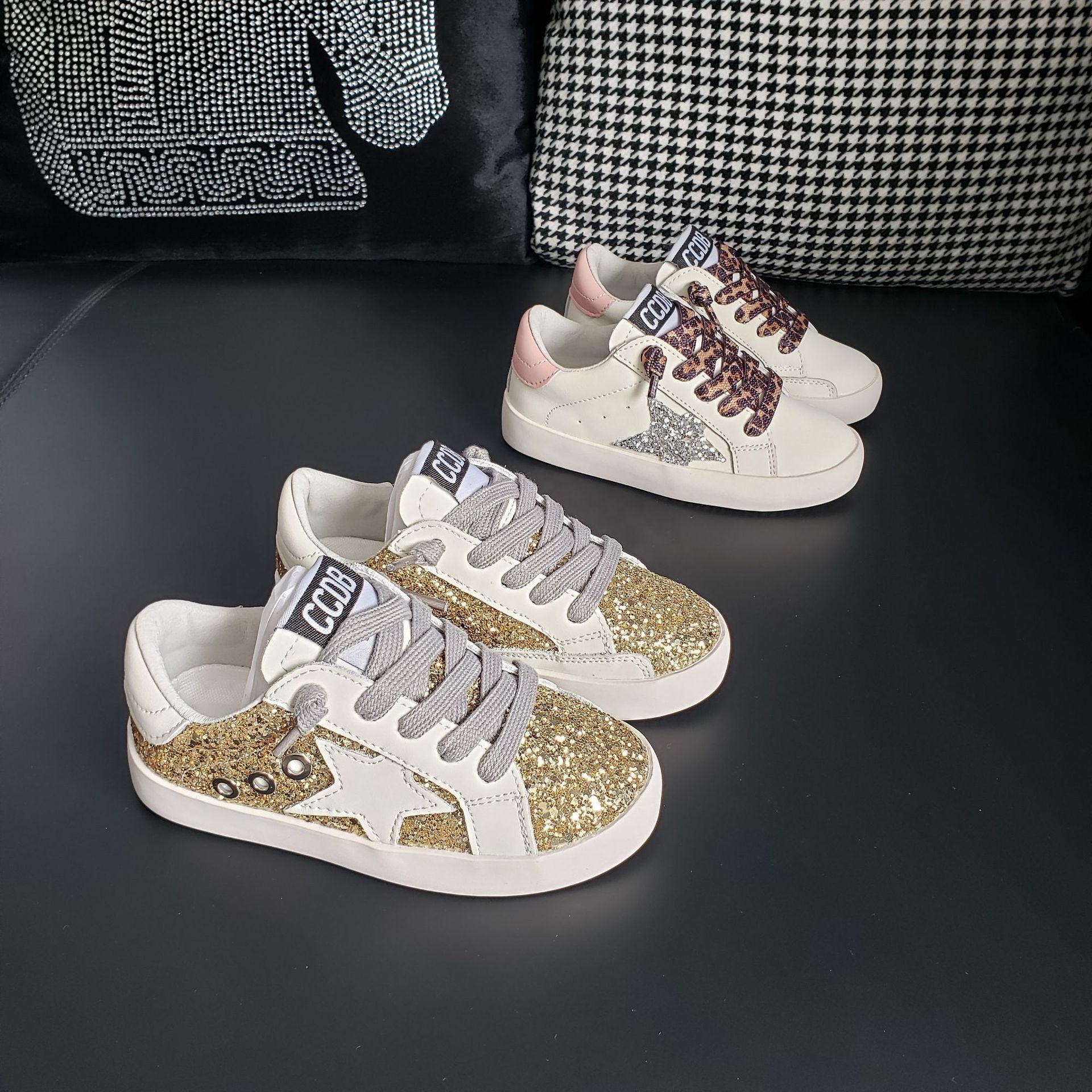 Comodidad y estilo combinados: zapatillas de glitter al por mayor