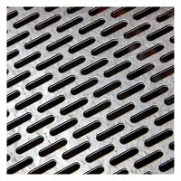 Plaque métallique perforée à fentes - Services de découpe et de pliage sur mesure