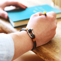 Bracelet en cuir pour hommes et femmes Sport Acier inoxydable Forme équestre Fermoir en U Boucle en fer à cheval Double couche Fermoir à vis tissé