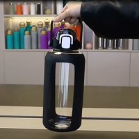 Bouteille d'eau en verre SW-033 de 74oz avec couvercle en paille et poignée Bouteille en verre motivante de demi-gallon avec manchon en silicone Marqueur de temps