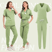 Usine Vente en gros Col en V Hôpital Femmes Hommes Infirmière Médecin Scrubs Uniforme Top Pantalon Costume Oem Logo Personnalisé Médical Scrubs Uniformes
