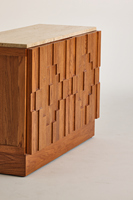 Meubles en bois massif d'orme de style japonais fabriqués dans des armoires sculptées à rayures contemporaines, adaptés à une utilisation dans le salon