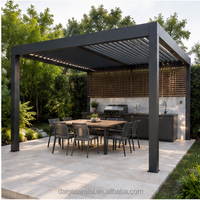 Pergola moderne en aluminium avec toit en métal, pavillon extérieur avec structure en aluminium, rideaux et moustiquaire
