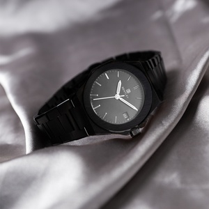 Montre moderne à quartz en acier inoxydable avec mouvement japonais et élégance rétro chic - Product Image 3