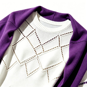 Abito in <span class=keywords><strong>Maglia</strong></span> <span class=keywords><strong>Bianco</strong></span> Casual Primaverile <span class=keywords><strong>di</strong></span> Alta Qualità OEM ODM con Design Traforato e Sciarpa Viola - Product Image 5