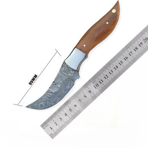 Couteau de chasse en acier Damas forgé à la main, design élégant et manche confortable pour l'extérieur - Product Image 1