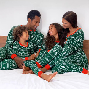 Novos Conjuntos de Pijamas de Natal Estampados em Duas Peças com Padrão de Desenho Animado Verde para Família - Product Image 1
