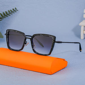 Nouvelles lunettes de soleil œil de chat pour femmes, protection UV400, monture carrée, verres dégradés bleu or, monture noire, matériau PC, style tendance - Product Image 2