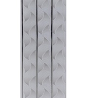 Panneau mural de plafond en PVC rainuré moderne grain de bois ligne dorée lignes argentées imperméable au feu pour la décoration intérieure de la salle de bain