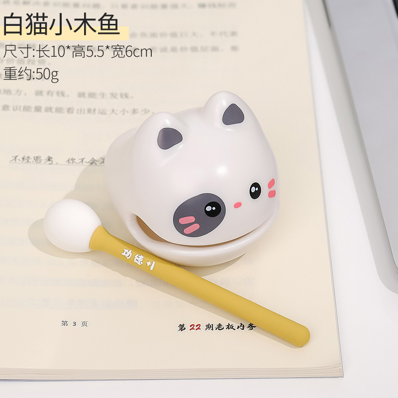 White Cat and Little Wooden Fish