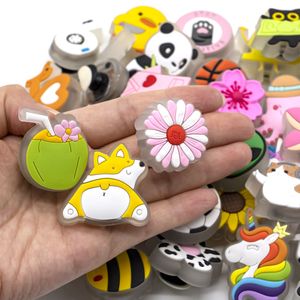 주문을 받아서 만들어진 도매 <span class=keywords><strong>LED</strong></span> pvc DIY 막히는 샌들 액세서리 빛나는 만화 신발 장식 방수 빛나는 <span class=keywords><strong>LED</strong></span> 신발 매력 2025 - Product Image 5