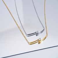Bijoux en acier inoxydable plaqué or 18 carats Baguettes minimalistes Pendentif en zircon à longue barre à la mode pour les femmes Collier P233401
