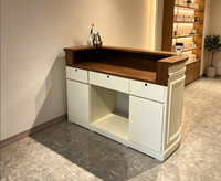 Comptoir de caisse pour magasin de vêtements rétro, bar de réception créatif pour boutique tendance, bureau d'accueil pour salon de beauté, réception d'entreprise