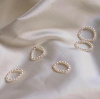 Schöner Glanz Mini 2-3mm Real Rice Pearl verstellbarer stapelbarer Stretch Pearl Elastic Cord Ring