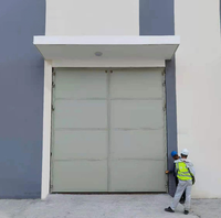 Porte de couloir de monte-charge verticale à double battant en acier galvanisé sur mesure pour entrepôt et atelier