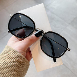 Lunettes de soleil ovales Qianai pour femmes, monture dorée, verres PC UV400 anti-reflets, style feuilles de thé transparentes gris champagne - Product Image 4