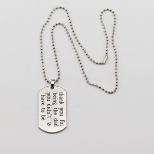 Collier gravé avec citation pour père step : Merci d'être l'homme qui n'<span class=keywords><strong>avait</strong></span> <span class=keywords><strong>pas</strong></span> besoin d'être ton père – Bijou cadeau pour la Fête des Pères - Product Image 2