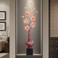 Ornement décoratif à base rouge texturée avec boule de cristal et branche florale artificielle rouge orangée, sculpture de table à texture rugueuse
