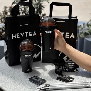 ถุงกระดาษคราฟท์สีขาวพิมพ์โลโก้ตามสั่ง พร้อมหูหิ้ว สำหรับใส่ของขวัญหรือสินค้า - Product Image 3