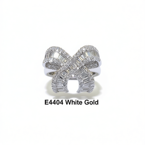 Anello di lusso in oro bianco con diamanti E4404, gioielli da sposa da donna con taglio baguette - Product Image 1