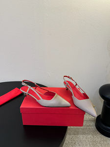 Zapatos planos plateados metálicos con punta en pico y tira trasera, con plantilla roja - Product Image 2